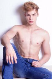 Servicio de primera acompañante Boy latino Dimitri