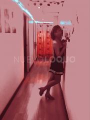 ORIENTALES Hermosa chica asiática ofrece un masaje cómodo para personas exitosas