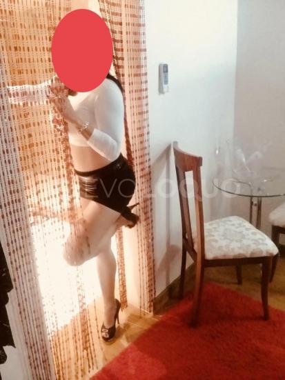  Aline mujer complaciente