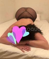 Morena  ardiente y pasional desde rosas