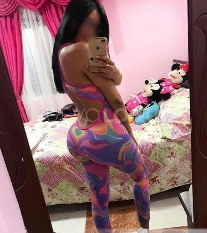  Delia:una encantadora Morena Colombiana con explosivas curvas