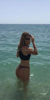Sexy masajista erótica en tatami o en pileta de agua...