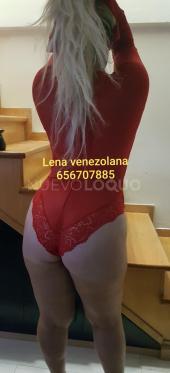 rubia exuberante delgada   curvas muy definidas