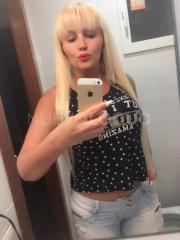 Chica rubia delgada muy guapa discreta 