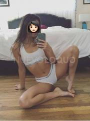 Clara, estudiante joven y discreta
