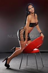 NOVEDAD UNA MUJER CON   Y MUCHA 