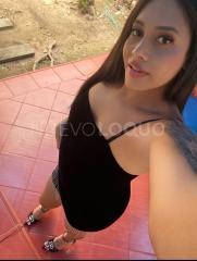 LATINA COMPLACIENTE CON CURVAS RICAS