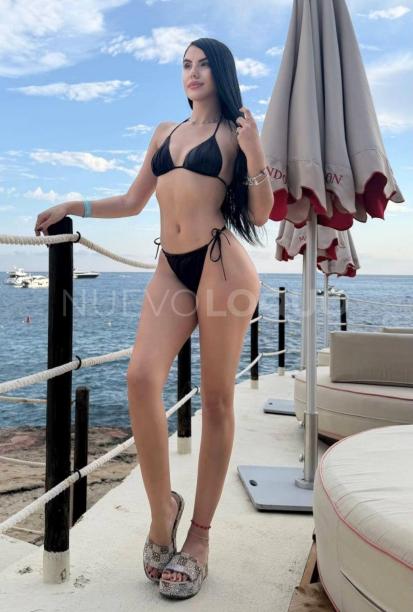  GORGEOUS WOMAN