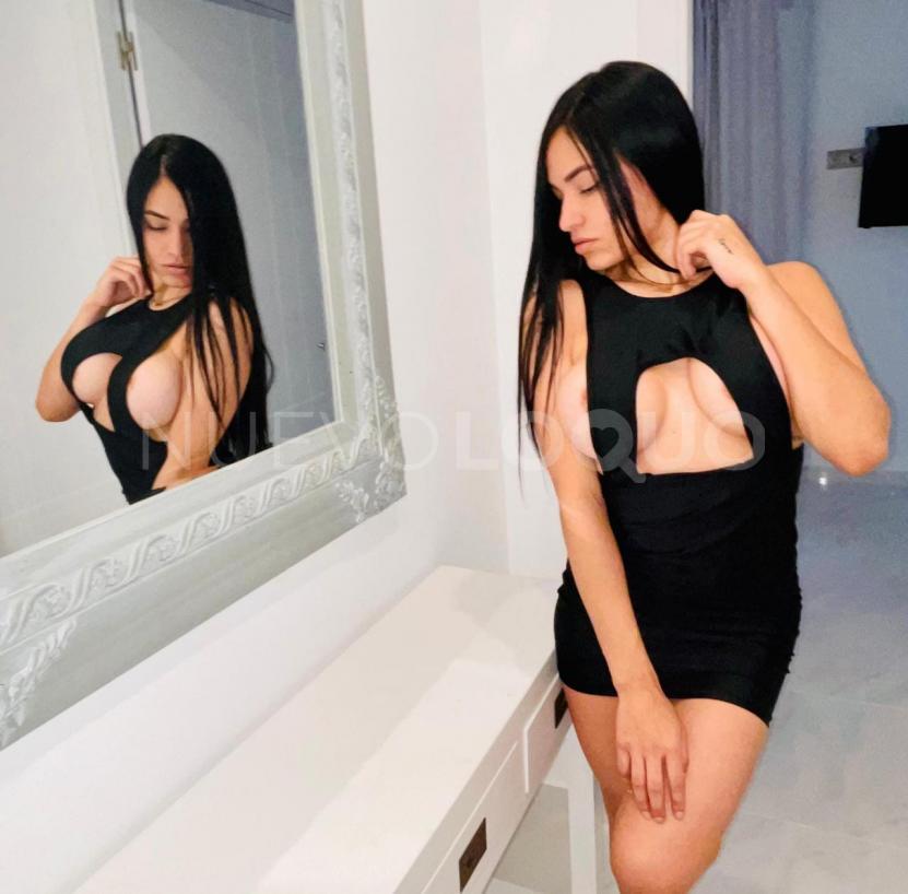  Hermosa latina