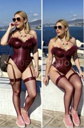 Pamela rubia fogosa en rubí