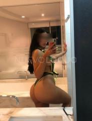 Bella latina con pechos de infarto
