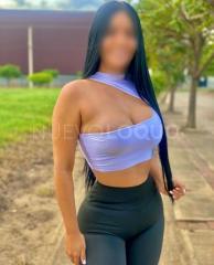 karen, guapa acompañante latina