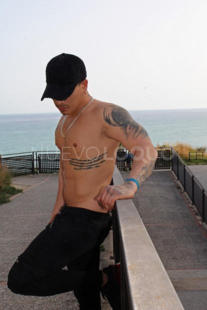  JOVEN MASAJISTA VARONIL TATUADO VIP