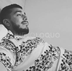 Chico joven Masajista de energías