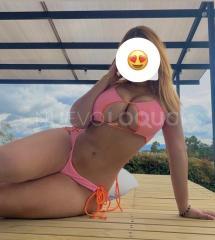 Rubia explosiva con muchas curvas