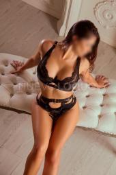 Lara española cariñosa con cuerpo de infarto