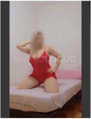 Novedad rubia y latina seductora y complaciente.