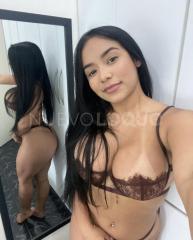 preciosa sensual lindos pechos naturales