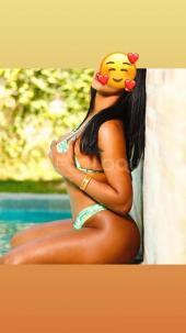 Morenita chica dulce extrovertida