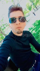 Joven latino rica 