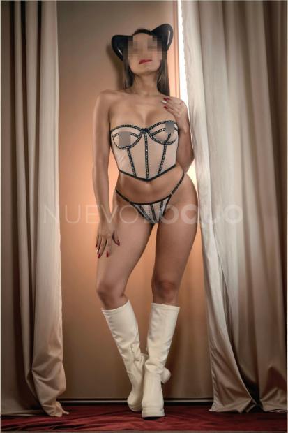  Irresistible morenaza que invita al deseo.