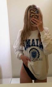 SOLO PARA CABALLEROS Serios masajista rubia
