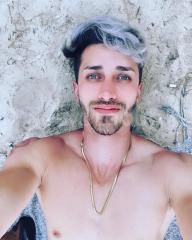 NOVEDAD latino CAMILO recién llegado a la isla muy  