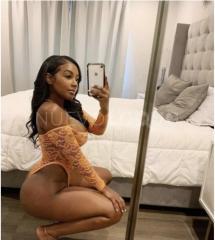 Ana hermosa latina con buenas curvas