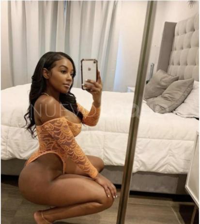  Ana hermosa latina con buenas curvas