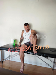 Nino masajista terapéutico relajante muscular