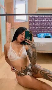laura morena extrovertida con el cuerpo tatuado.