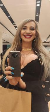 Chica rubia nueva en la ciudad