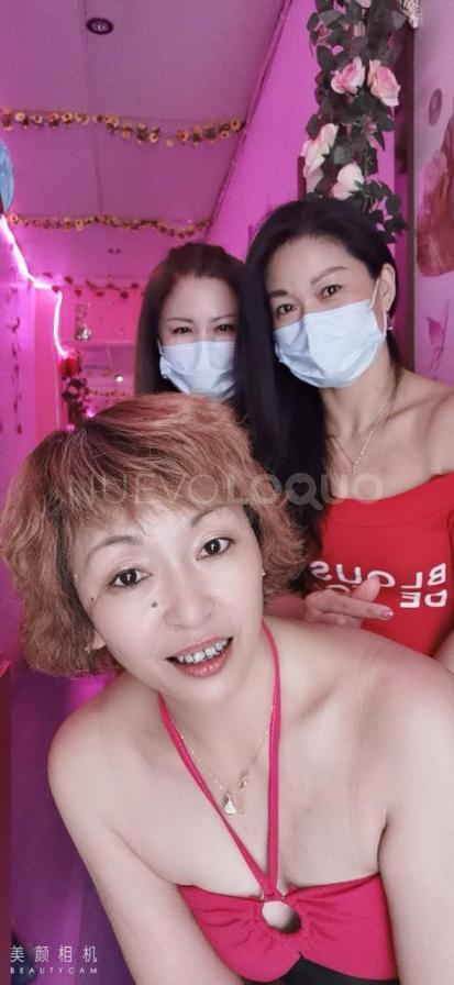  ORIENTALES Hermosa chica asiática ofrece un masaje cómodo para personas exitosas