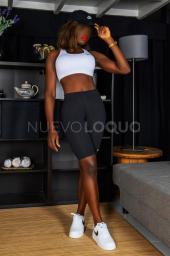 Chica africana fitness y sensual