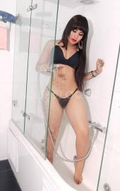 FEMENINA BONITA GUAPA MORENA LATINA ESPECTACULAR / DE PASO