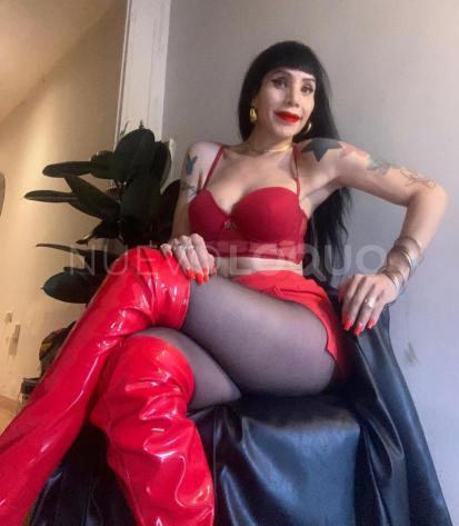  Hermosa mujer trans femenina y educada