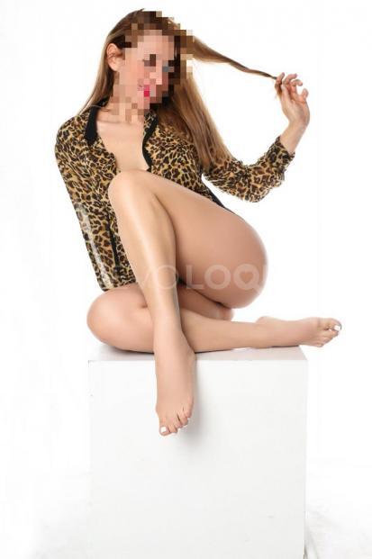  Mujer colombiana alegre divertida soñadora