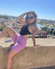 Jovencita estudiante de paso por Aranjuez