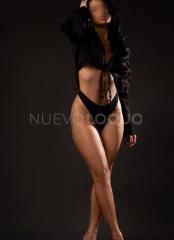 Chica complaciente