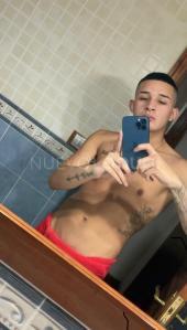 ME LLAMO NICOLAS SOY UN CHICO LATINO MUY GUAPO