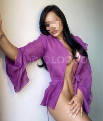 Hermosa latina en busca de aventuras y diversión