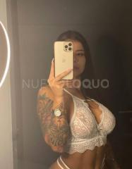 Chica morena y con cuervas