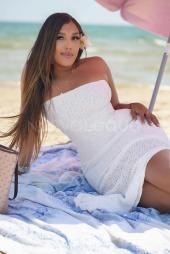 ALISON CON CURVAS PERFECTAS Y PRONUNCIADAS