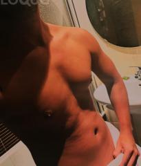 Andrés, atractivo latino disfruta del mejor masaje erotico