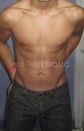 Joven estudiante  latín realiza masajes a domicilio
