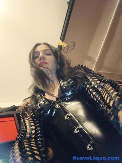   Mía, maestra en someter voluntades y castigar cuerpos.