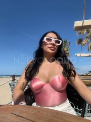 CHICA HERMOSA Y COMPLACIENTE LLAMAME