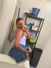 CHICA HERMOSA Y COMPLACIENTE LLAMAME