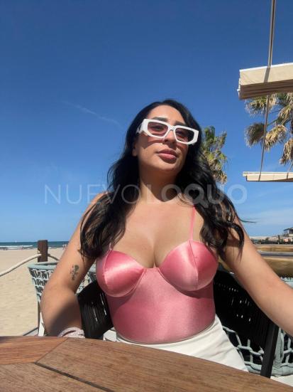  CHICA HERMOSA Y COMPLACIENTE LLAMAME