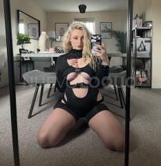 Joven sexy  y complaciente